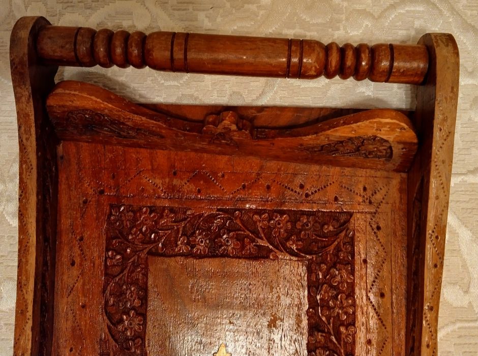 Поднос с дърворезба