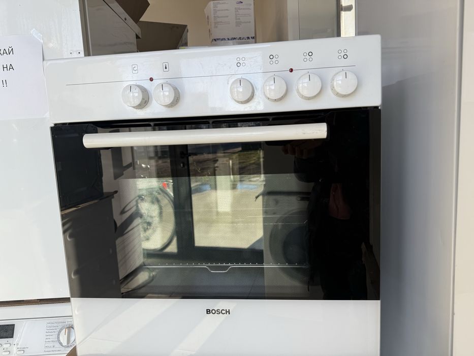 Бяла фурна за вграждане Bosch с керамичен плот