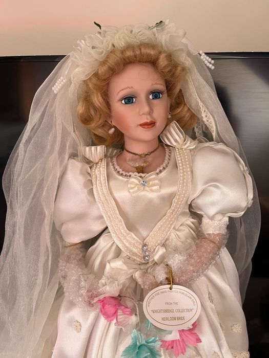 Лимитирана порцеланова кукла