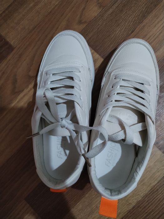 Кроссовки одевала пару раз