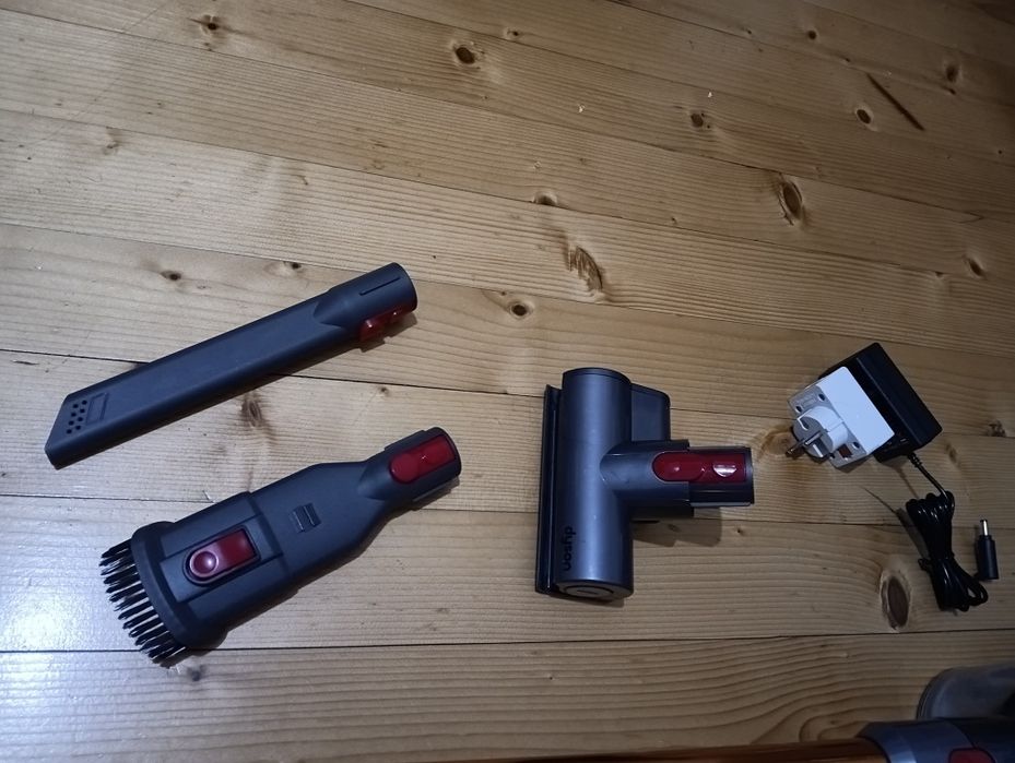 Отлична безжична Dyson V8 прахосмукачка с нова батерия и аксесоари