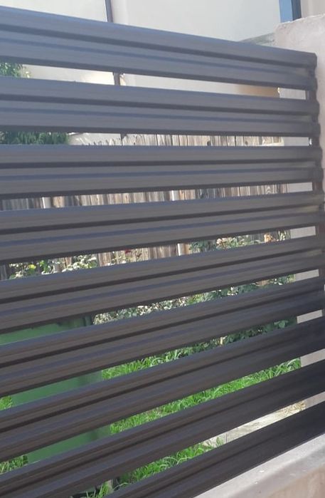 Garduri si porti din panouri stil jaluzele, sipca metalica, tabla cutata, plasa bordurata, fier forjat, BCA sau beton si alte modele disponibile