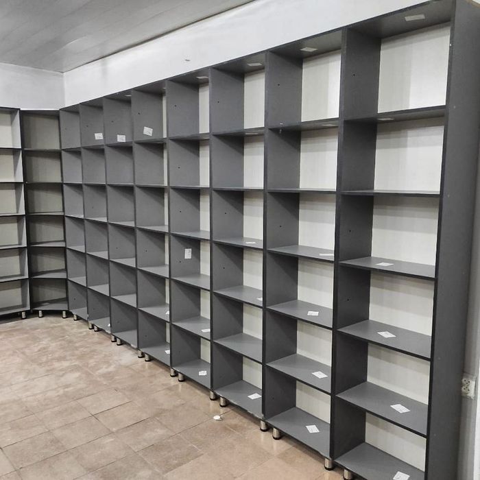 Полки для магазинов и аптек и для других торговых помещений.