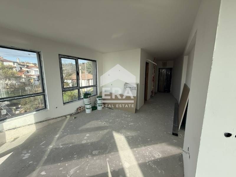 Тристаен, преустроен в двустаен апартамент за продажба, с нескриваема