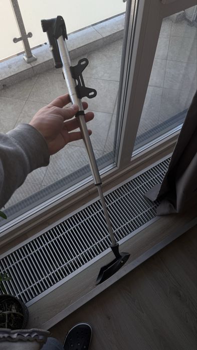 Pompă bicicletă compactă cu manometru și suport cadru