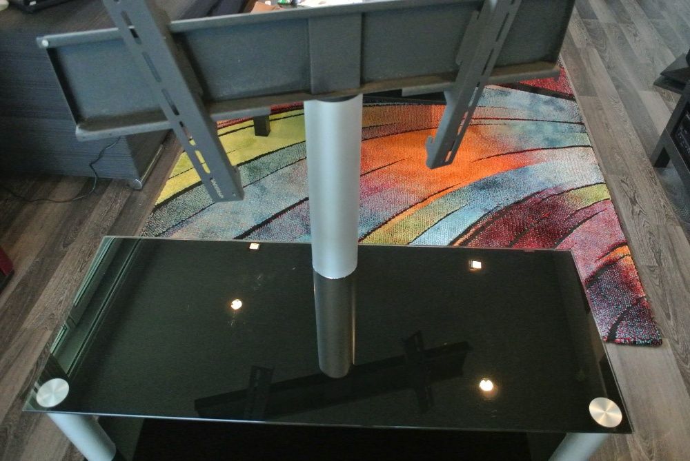 Фирмена стъклена маса за телевизор до 42 инча.