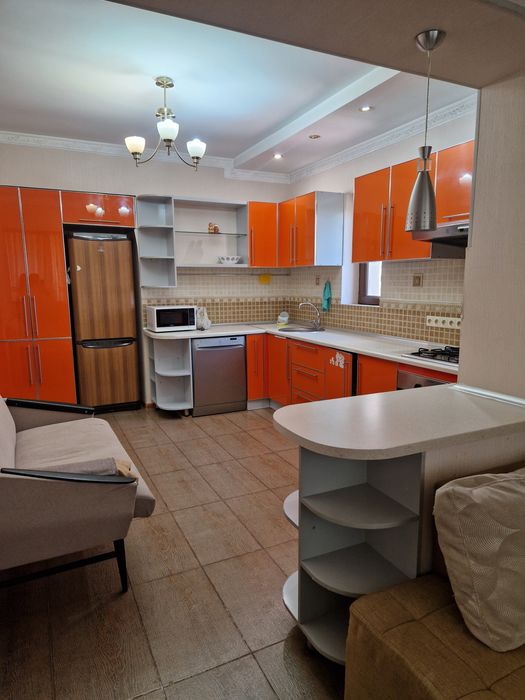 Сдается в долгосрочную аренду 4-х (5) комнатная квартира на ц-1, 3этаж