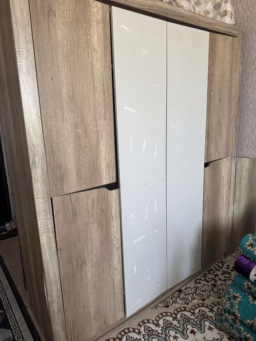 Шкаф деревянный большой в отличном состояние