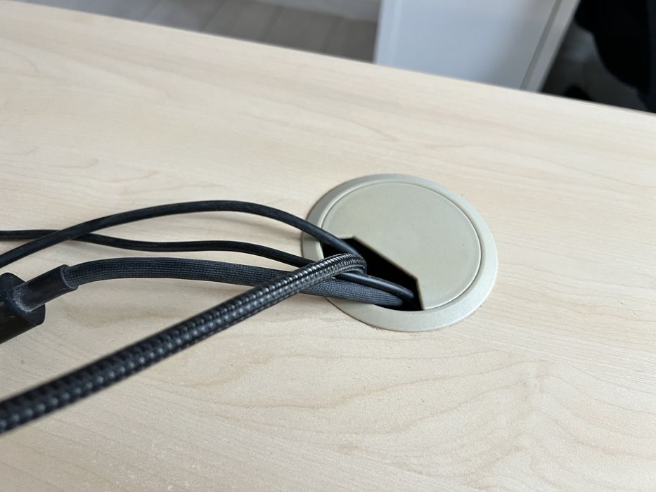 Birou office 140x80 cm cu parvan metalic si suport cabluri