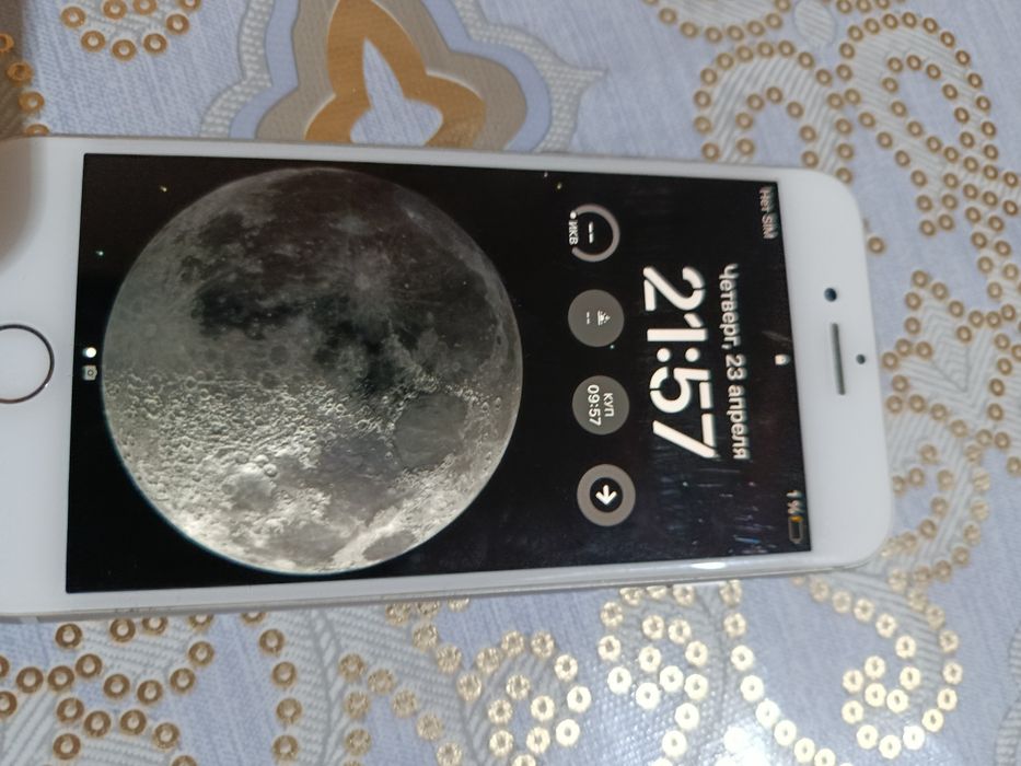 Продам айфон 8 батарея держит 12часов