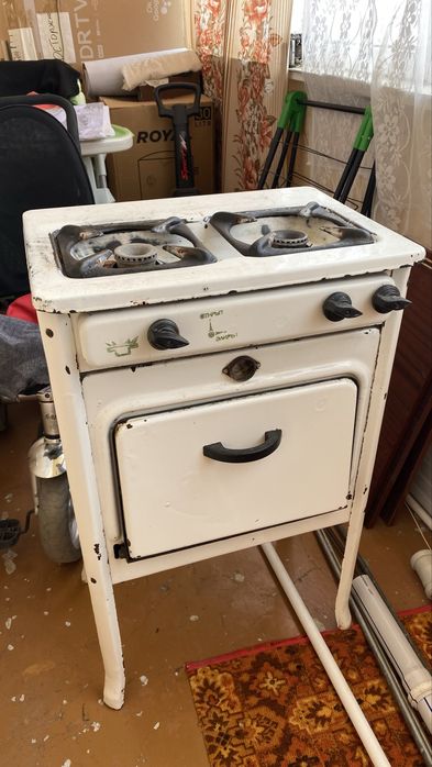 Газовая плита двухконфорочная.