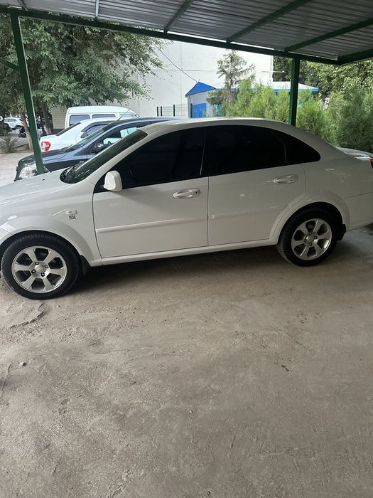 Ласетти (Жентра)(Jentra) сотилади. Ранги ок. 
Пробег 46000