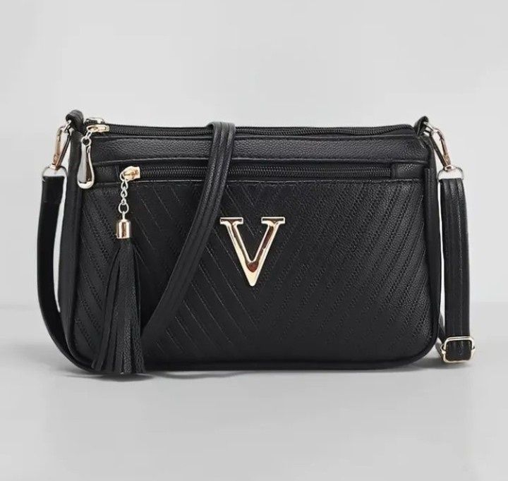 Geanta damă, model Vltn, logo metalic auriu, saculet, etichetă