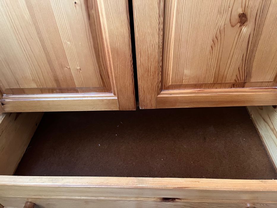 Масивен дървен гардероб