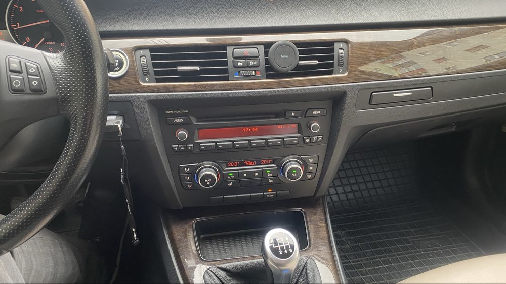 BMW E90 318i (143cp) 2011