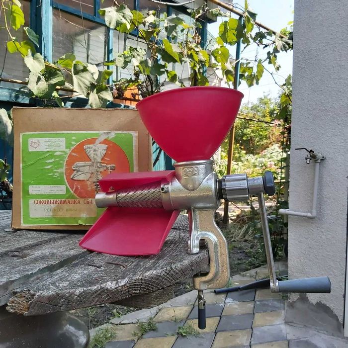 Соковыжималка чугунная ручная шнековая, СССР, 70-80 г.г
