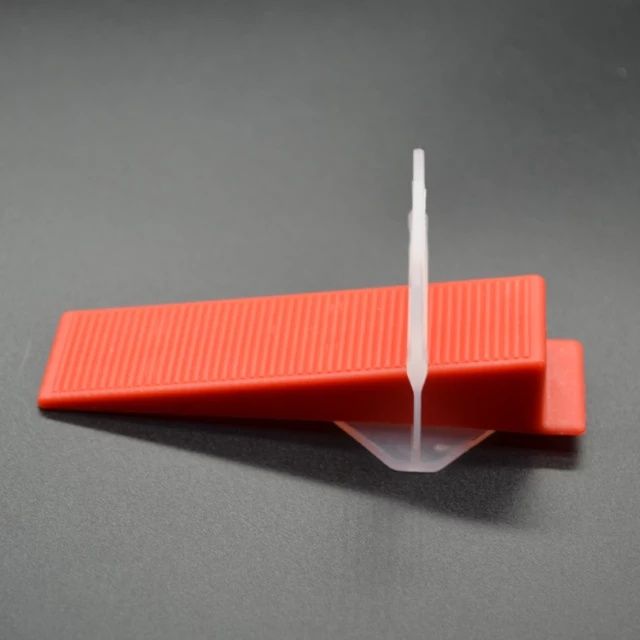 Клин за система за изравняване нивелиране на плочки камък гранитогрес