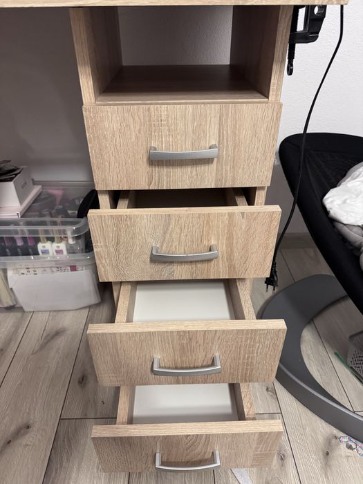 Birou cu 4 sertare si o usa cu polita