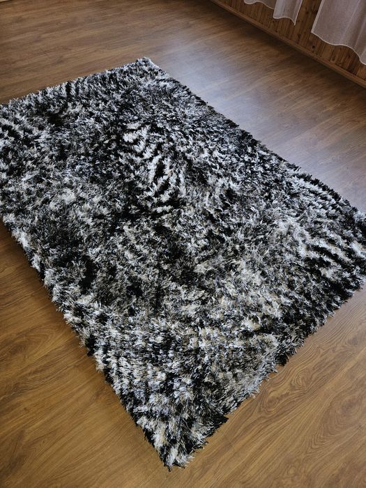 Covor alb-negru pufos