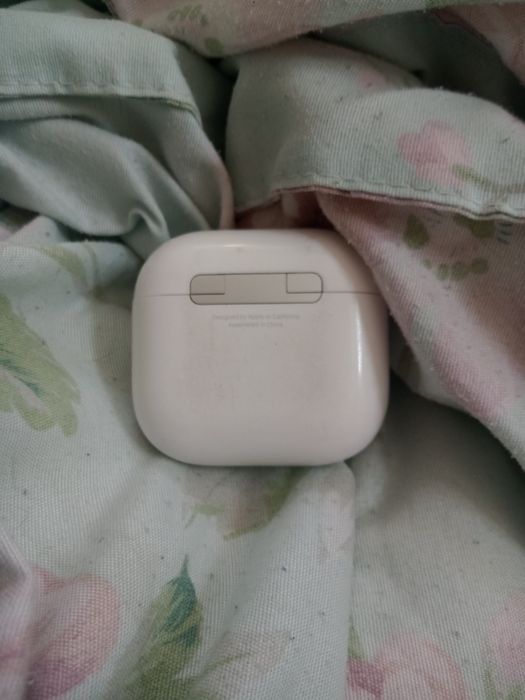 AirPods 4 оригинальные, без коробки