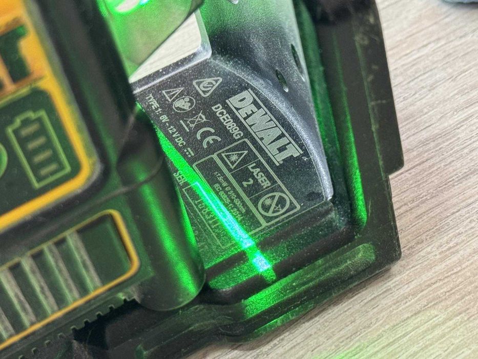 Линеен лазерен нивелир DEWALT DCE089D