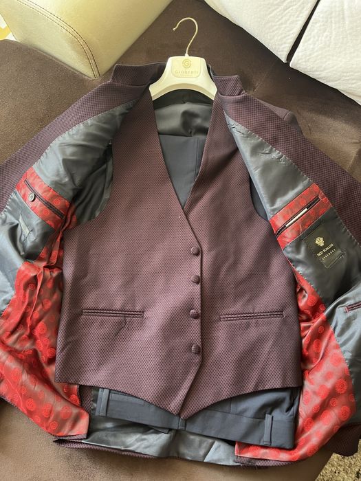 Абитуриентски костюм