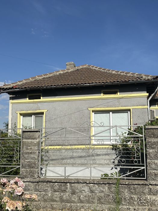 Къща с голям двор