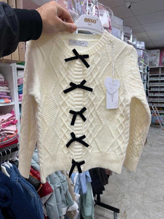 Детска плетена жилетка с червени кадифени панделки