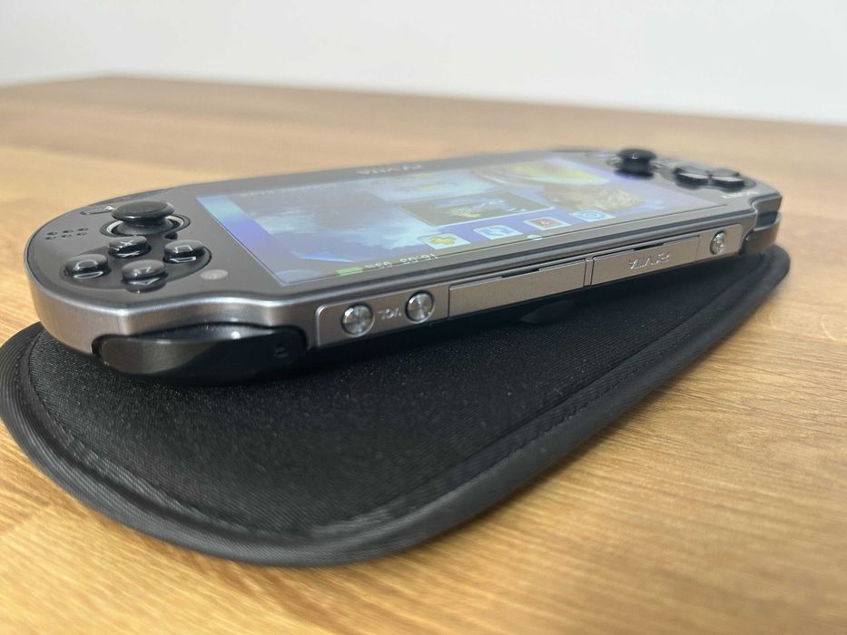 PS Vita OLED Toukiden Limited — stare de NOU, ecran protejat, 128GB