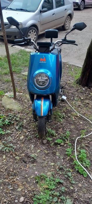 Vând moped electric.