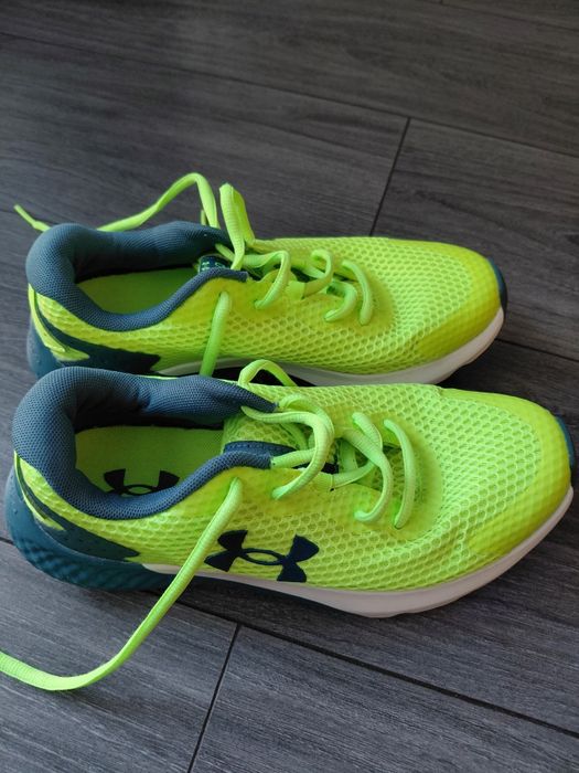 Юношески маратонки Under Armour !