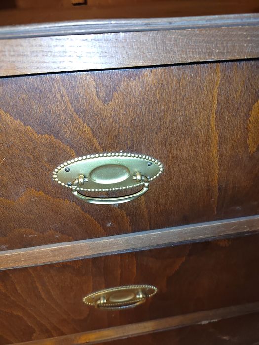 Стар гардероб трикрилен от орех