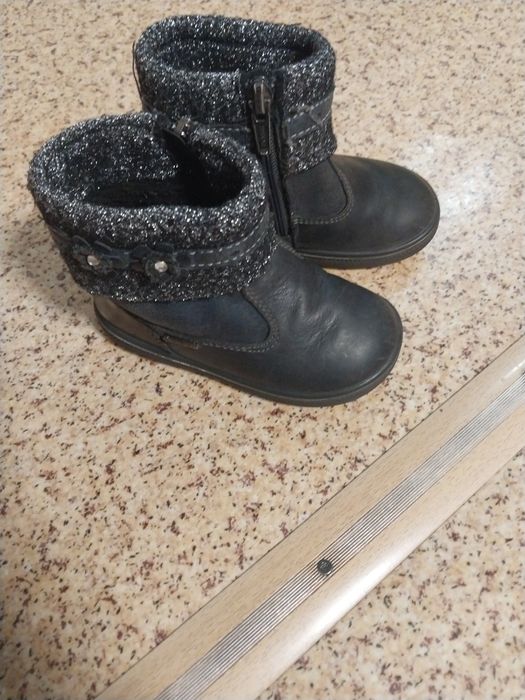 Продам обувь на девочку, ботинки на осень-весну.