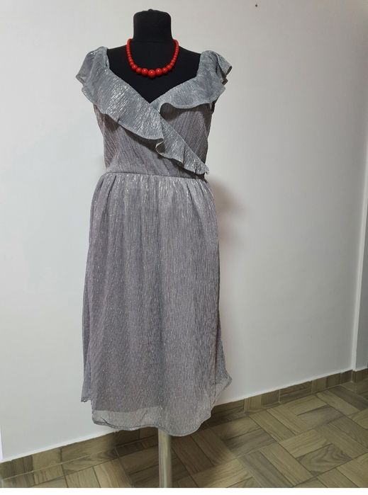 Rochie argintie cu volane in zona bustului, material natural
