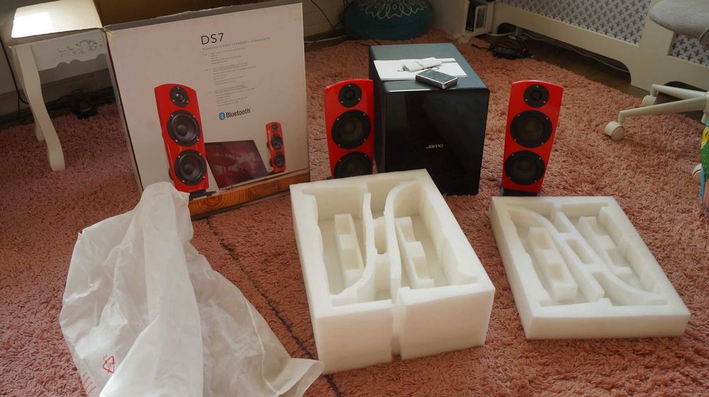 Vând sistem audio JAMO DS7, elegant, culoare rosu si negru, 2 sateliti + 1 woofer, 120W RMS - stare excepțională