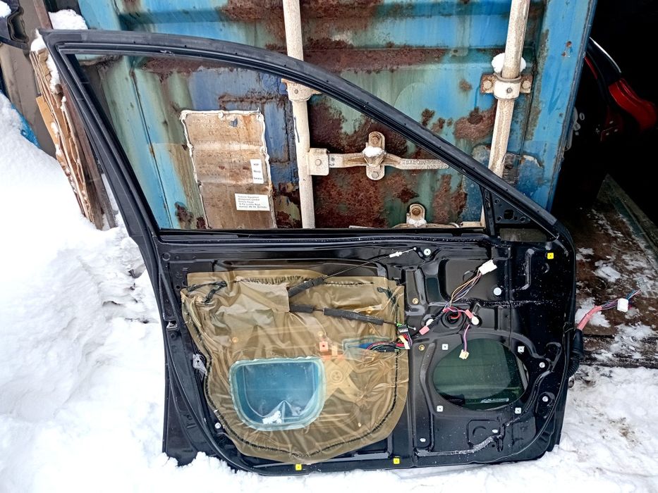 Передняя левая дверь Toyota Camry 30