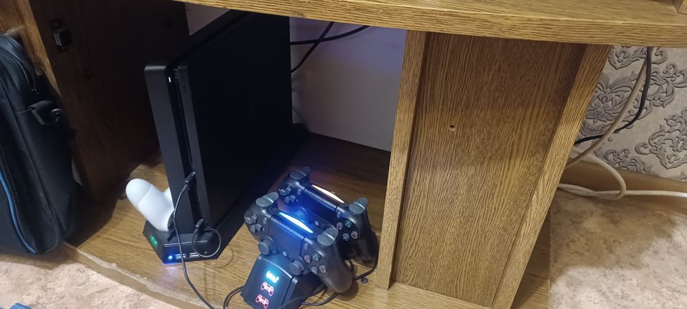 Продаю пс4 Слим 500 гб