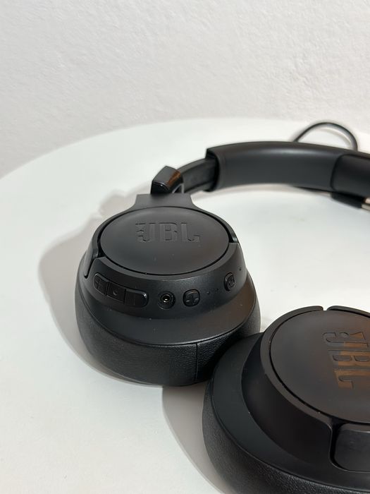 JBL TUNE 760NC aproape noi