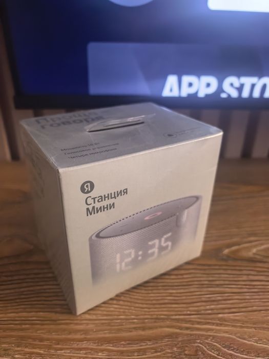 Колонка Яндекс мини с часами