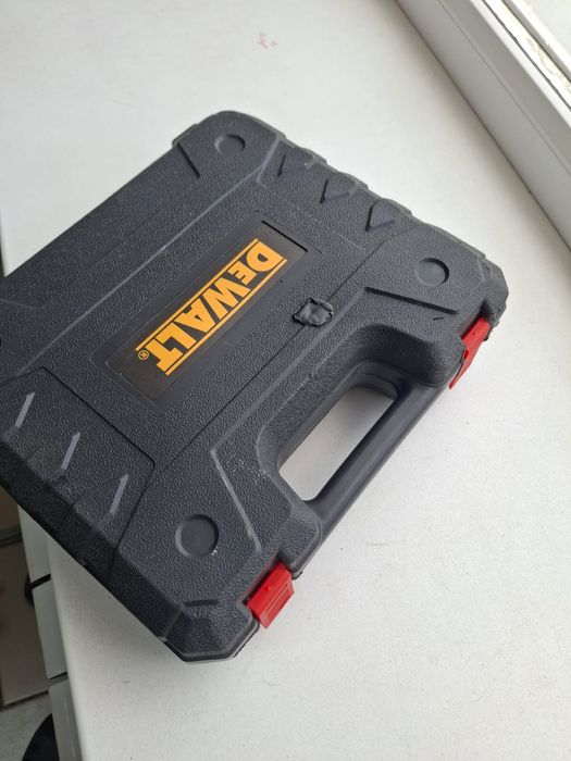 Шуруповерт Девальт.