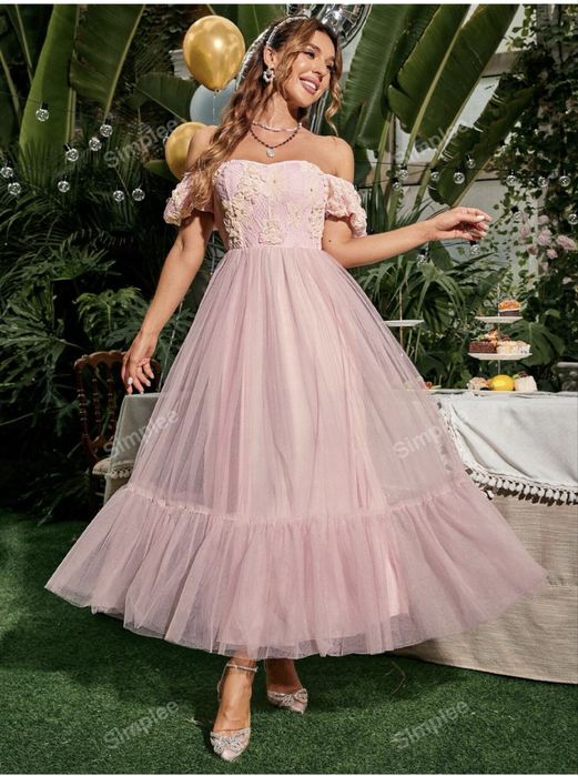 Светло розова миди рокля, с дантела и тюл