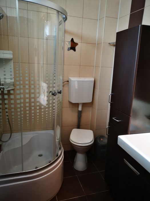 Inchiriez-apartament 2 camere-în vila/la curte.