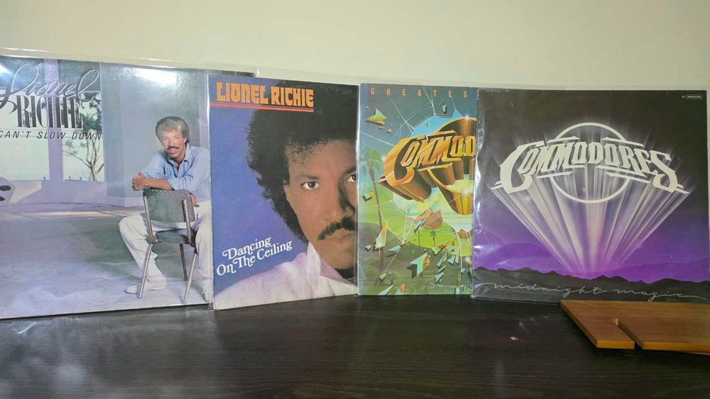 Vinil uri Lionel Riche