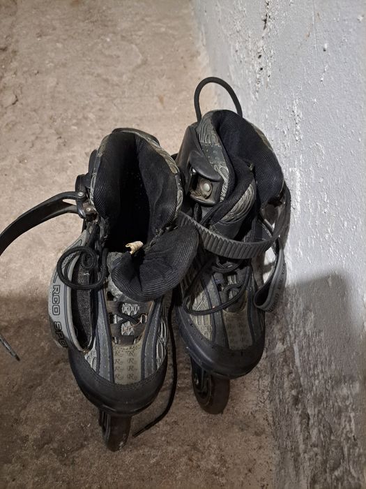 Role de vinzare și schiuri,clăpari și casca