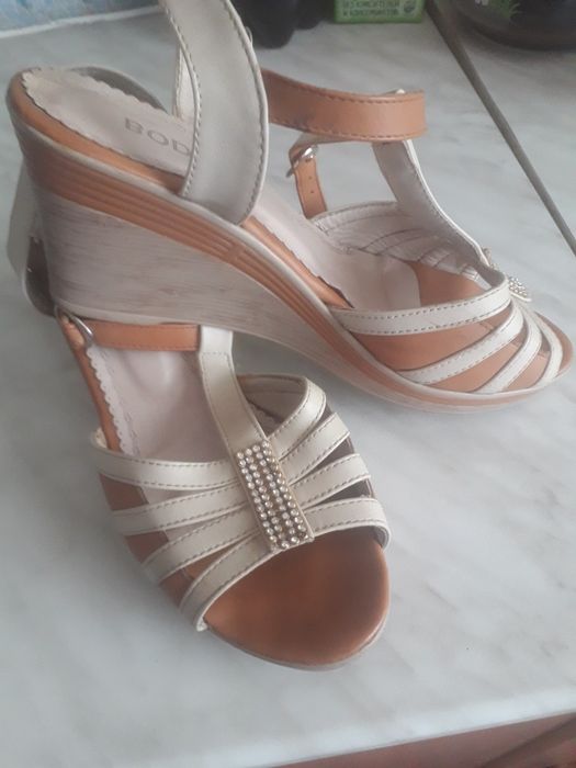 Босоножки женские