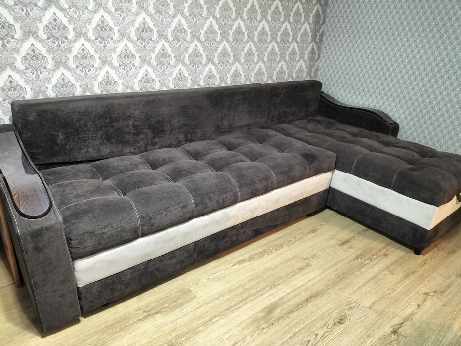Продается диван для гостиной .