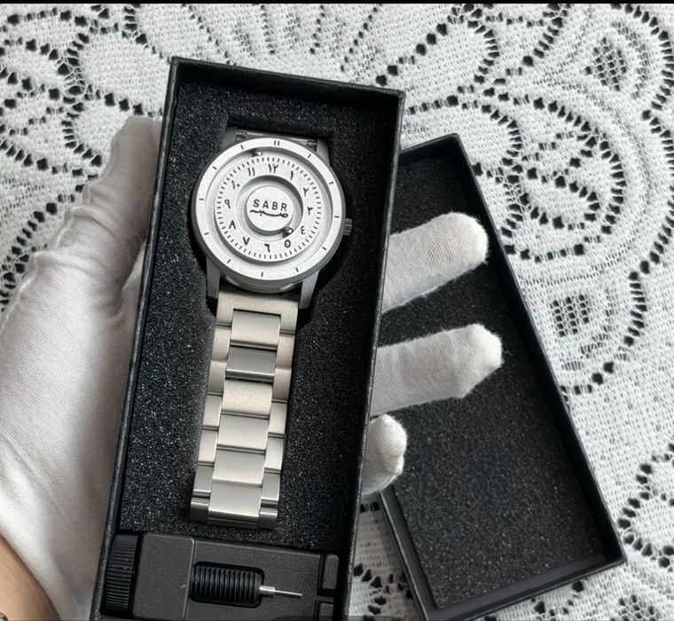 Часы наличи есть