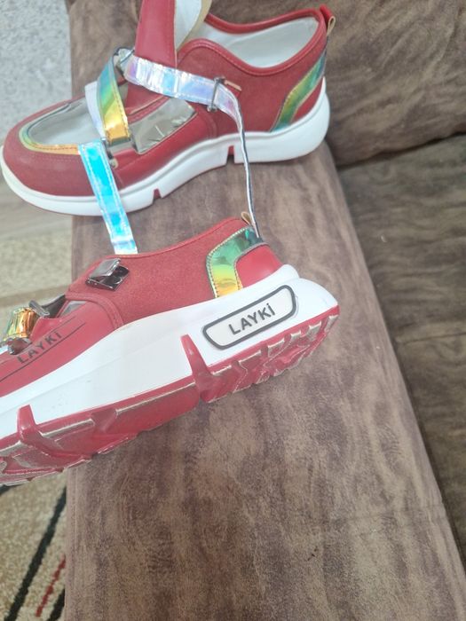 Продаю кроссовки Фабричные  Турция