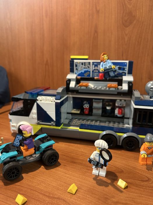LEGO полицейски камион / мобилна полицейска лаборатория