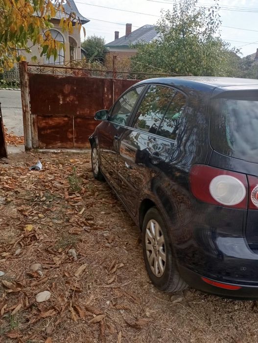 Vând golf 5 plus avariat